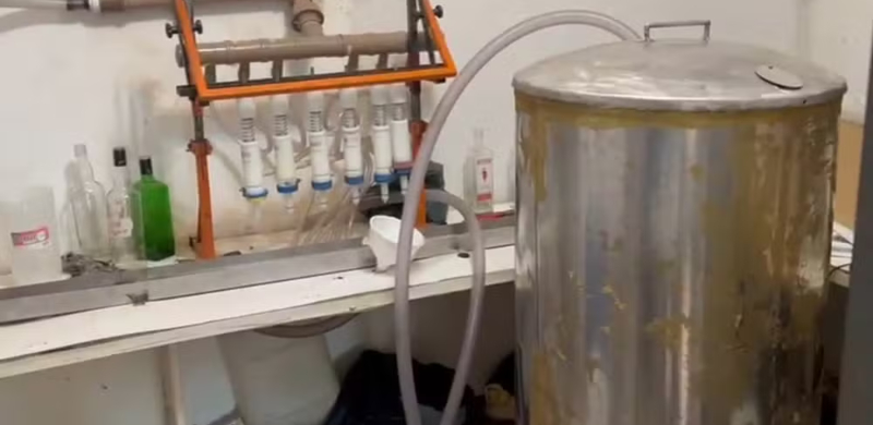 Fábrica ilegal tinha estoque de 17 mil bebidas envenenadas com metanol prontas para a venda