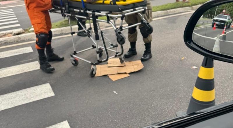 Idosa é atropelada ao atravessar a Avenida Coronel Teixeira em Manaus; veja vídeo