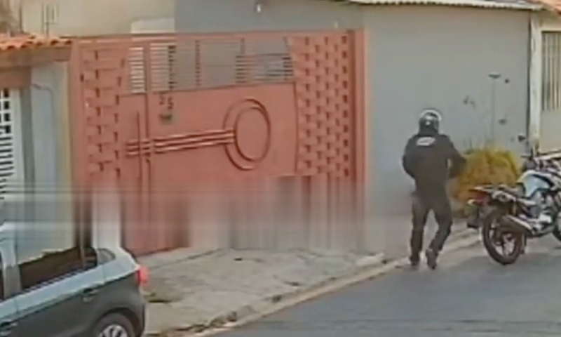 Motoqueiro tenta matar ex-cunhado mas é surpreendido por policial à paisana e tem CPF cancelado; veja vídeo
