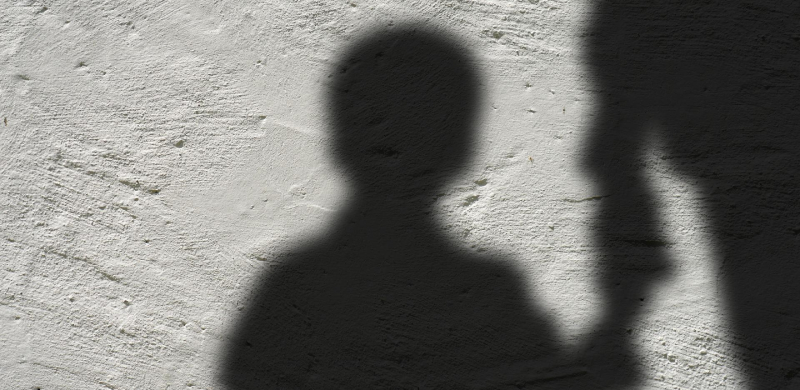 Filhos de vítimas de feminicídio podem pedir pensão especial; saiba mais