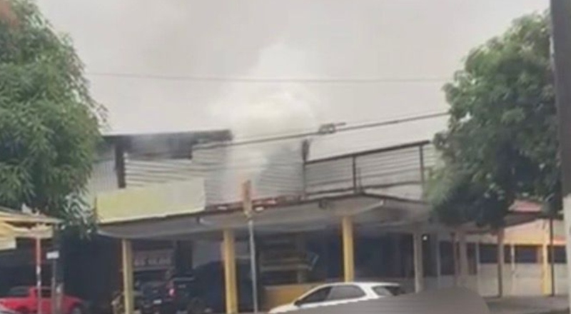 Restaurante pega fogo no bairro Alvorada e clientes entram em desespero; veja vídeo