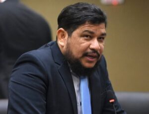 Justiça mantém prisão de vereador Bual e da chefe de gabinete após revelações de esquema de "Rachadinha"
