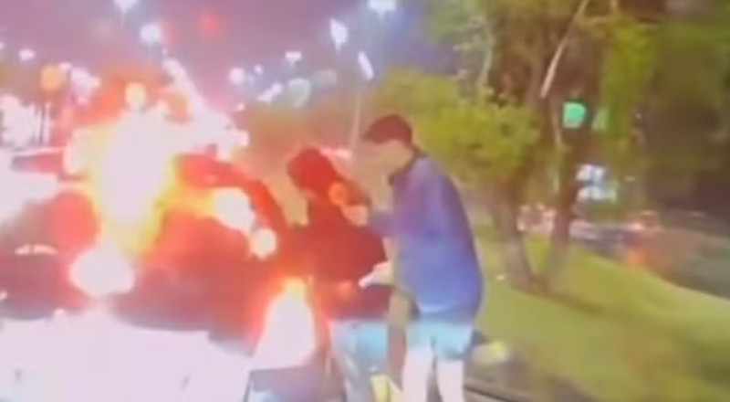 Câmera registra momento em que bandidos disparam contra veículo durante tentativa de assalto; veja vídeo