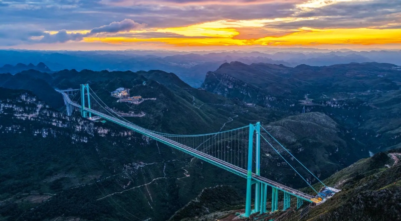 Ponte mais alta do mundo é inaugurada e aberta para carros na China; veja vídeo