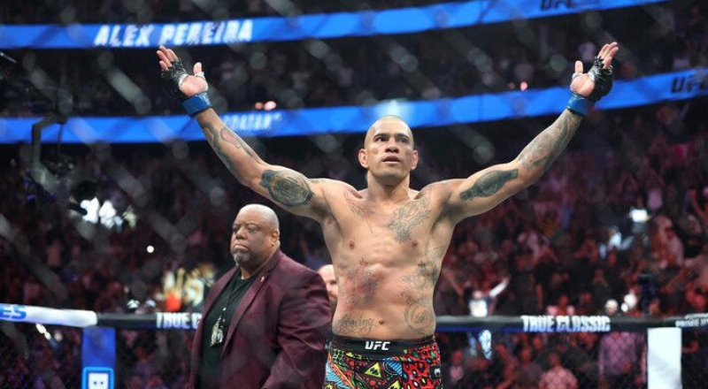 Brasileiro Alex Poatan atropela russo com nocaute em 80 segundos e retoma cinturão do UFC