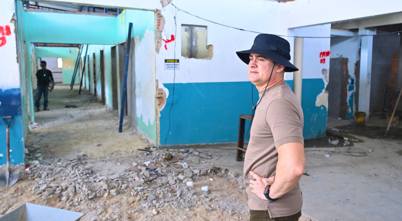 Prefeito David Almeida vistoria obras de reforma e ampliação da policlínica Djalma Batista, na Compensa