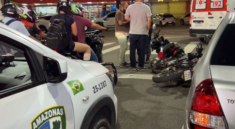 Motoqueiro é arremessado durante acidente de trânsito no Vieiralves