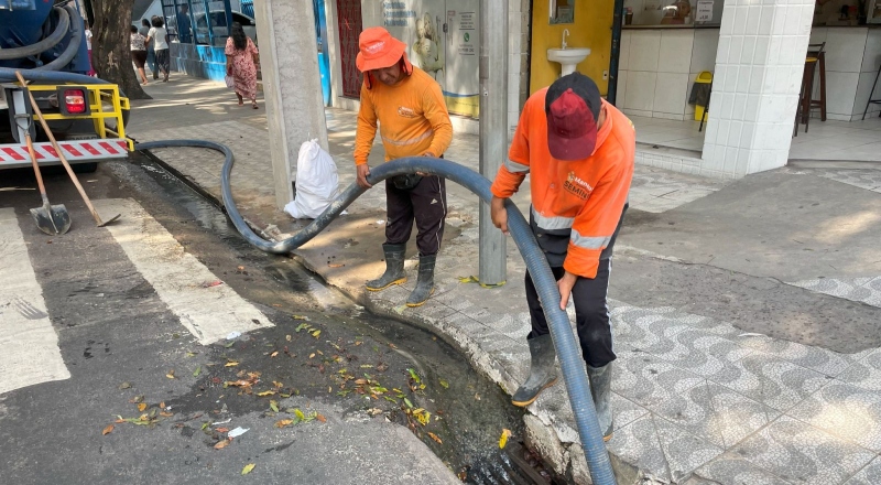 Prefeitura de Manaus atua de forma emergencial na desobstrução de bueiros na av. Getúlio Vargas