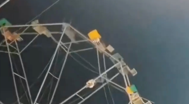 Desespero: veja momento que homem fica pendurado em roda-gigante após assento quebrar em feira agropecuária