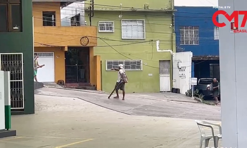 Marido vai tirar satisfação com homem que paquerou sua mulher em Manaus: “Vou te matar seu talarico safado!”; veja vídeo