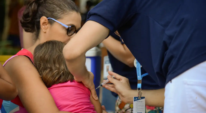 Brasil em alerta: disparam internações e casos por coqueluche em crianças menores de 5 anos