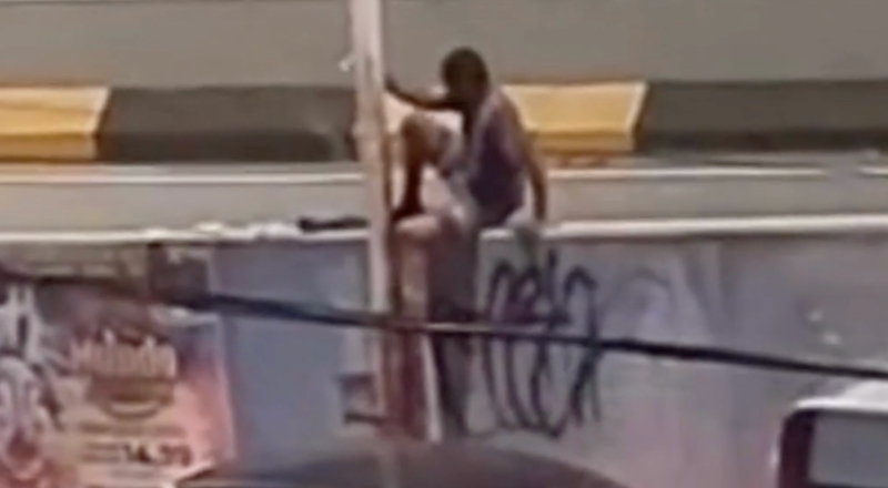 Homem é flagrado escalando poste de energia para furtar fios em Manaus; veja vídeo