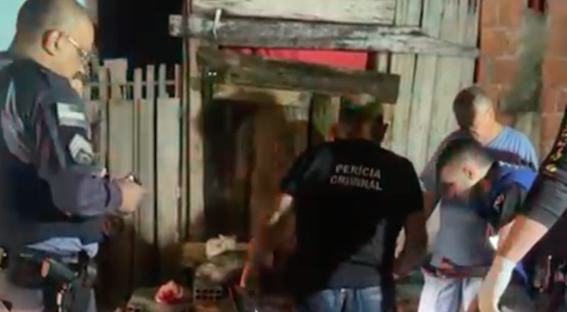 Homem com tatuagem “amor só de mãe” teria sido assassinado pelos próprios amigos, em Manaus; veja vídeo