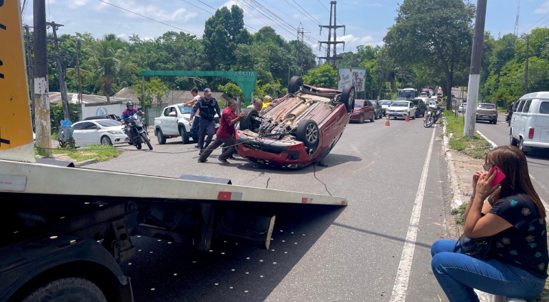 Carro capota após ser atingido por roda solta na av. Rodrigo Otávio; veja vídeos