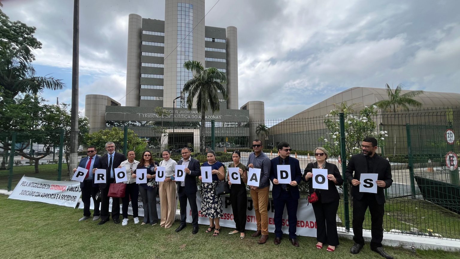 Advogados protestam contra falhas no sistema Projudi e pedem retorno do e-SAJ no Amazonas