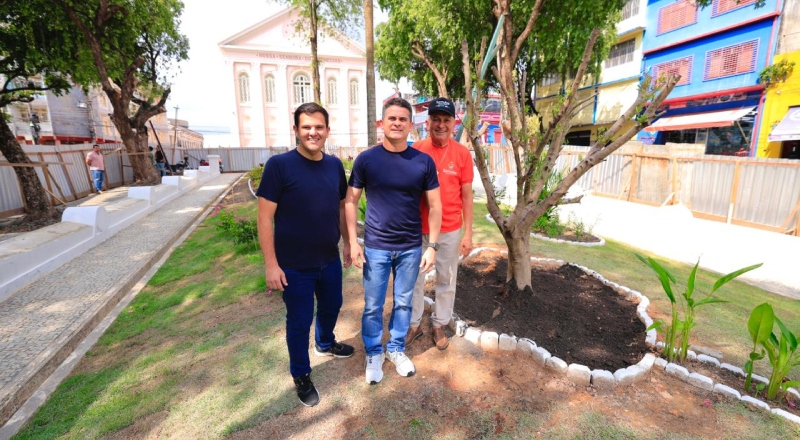 Prefeito David Almeida e vice Renato Junior realizam plantio de oliveiras em restauro da praça dos Remédios e destacam cuidado histórico e social no Centro