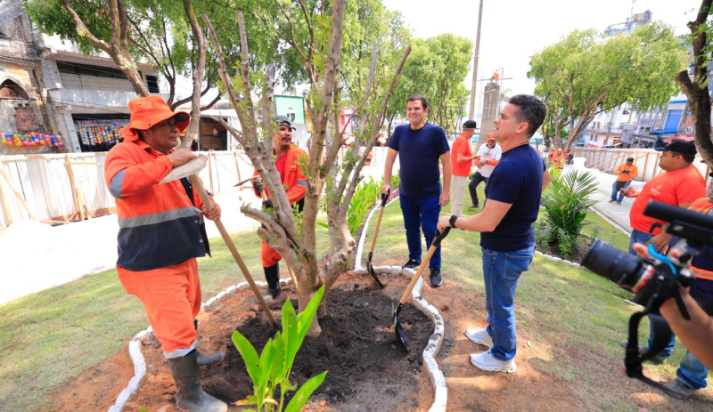Prefeito David Almeida e vice Renato Junior realizam plantio de oliveiras na fase final do restauro da praça dos Remédios