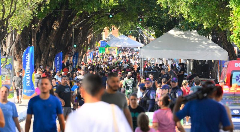 Prefeitura de Manaus ocupa a faixa liberada da avenida Getúlio Vargas com programação infantil no Dia das Crianças