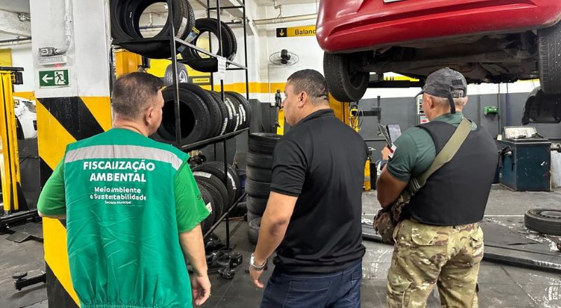 Prefeitura de Manaus realiza força-tarefa e notifica oito empresas por descarte irregular de pneus
