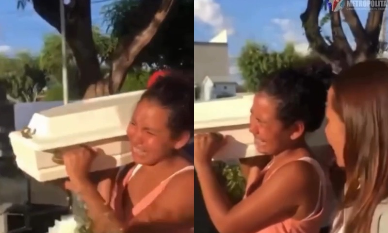De partir o coração: aos prantos, mãe abre caixão para dar o último abraço na filha durante cortejo; veja vídeo