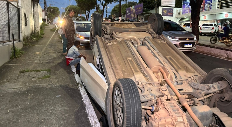 Acidente de trânsito deixa motorista inconsciente e carro capotado na Avenida Jacira Reis