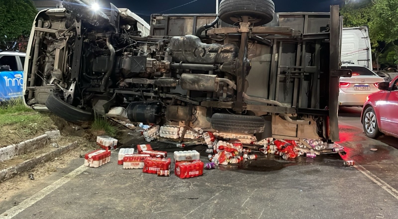 Caminhão com carregamento de cerveja tomba durante acidente no Coroado; veja vídeos