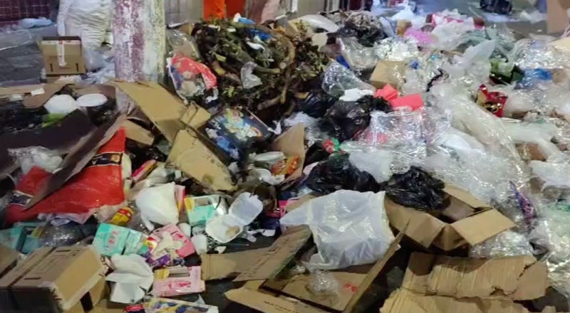 Lojistas do Centro de Manaus são acusados de jogar lixo na rua após expediente no “bate-palma”; veja vídeos