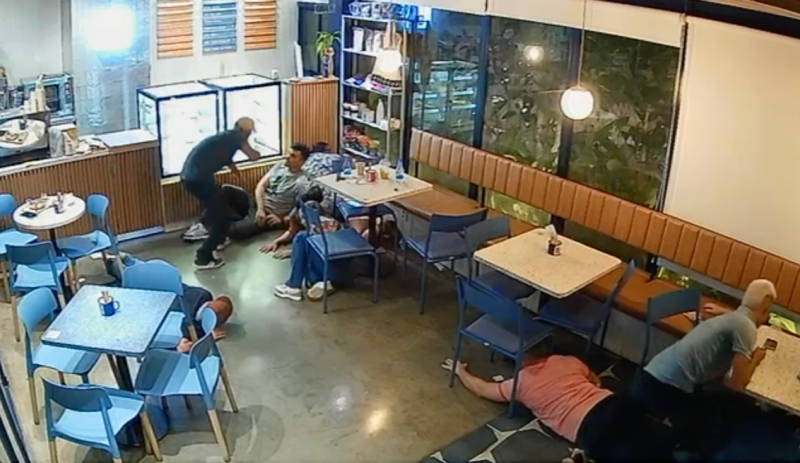 Cenas de pânico: dupla armada faz clientes reféns em cafeteria em Manaus; veja vídeo