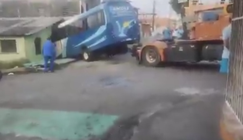Micro-ônibus invade e destrói residência no bairro Alvorada; veja vídeo