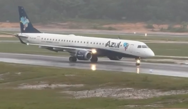 Avião da Azul faz pouso de emergência em Manaus durante forte temporal; passageiros passam por susto; veja vídeo