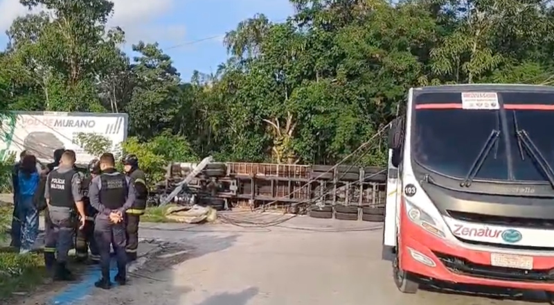 Carreta tomba no Distrito Industrial e deixa trânsito lento em Manaus; veja vídeo