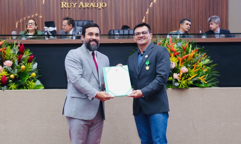Deputado Dr. George Lins homenageia professor de Novo Aripuanã com a Medalha do Mérito Legislativo Educacional