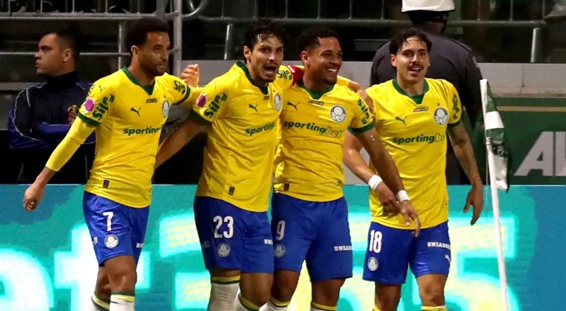 Palmeiras goleia o Bragantino e mantém viva a disputa pelo título do Brasileirão
