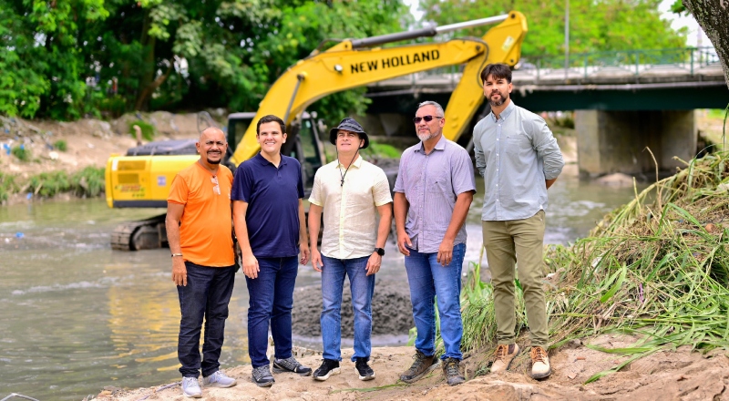 Prefeito David Almeida acompanha obras de macrodrenagem e limpeza no igarapé do Mindu para prevenir alagamentos em Manaus