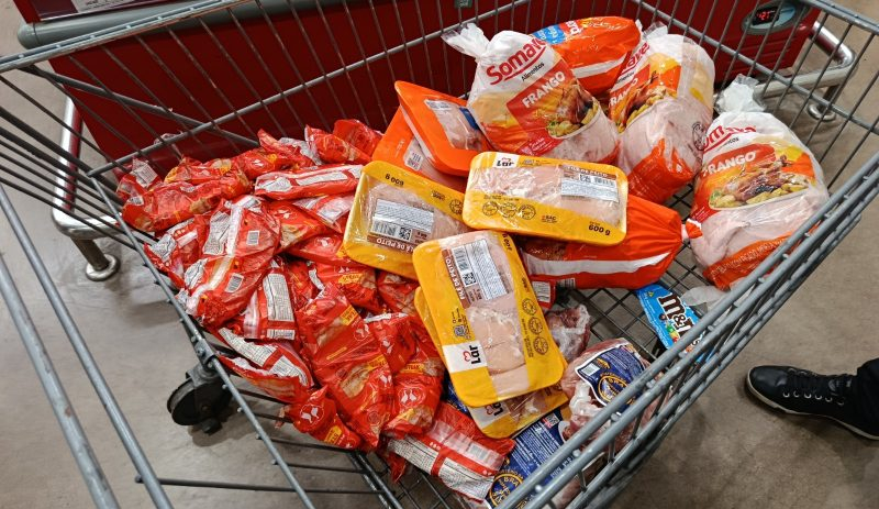 Operação escancara nojeira: fiscais encontram frangos podres sendo vendidos em supermercado da zona oeste de Manaus
