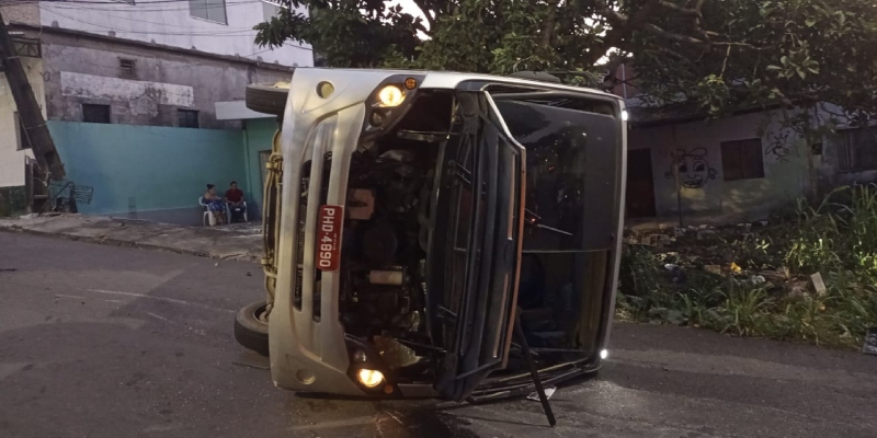 Urgente: ônibus tomba e motorista fica ferido durante acidente em Manaus