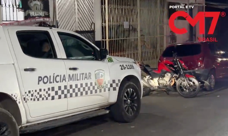 Urgente: criminosos invadem residência e matam homem na frente da família na Compensa; veja vídeo