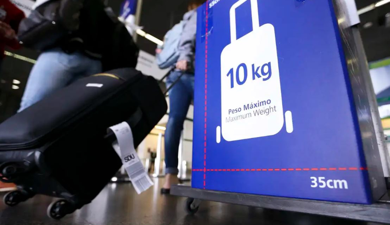 Empresas aéreas terão que explicar mudanças na cobrança de bagagens de mão