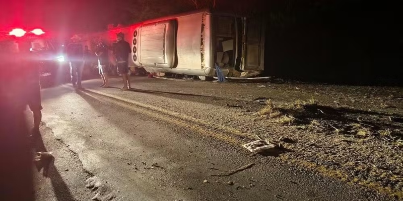 Tragédia: ônibus de turismo tomba e deixa 15 mortos e feridos; veja imagens