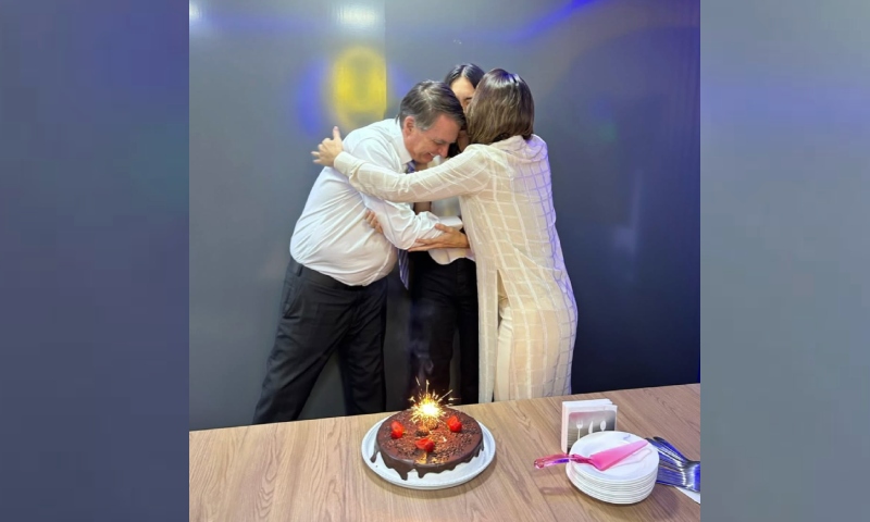 Bolsonaro e Michelle comemoram aniversário de 15 anos da filha Laura