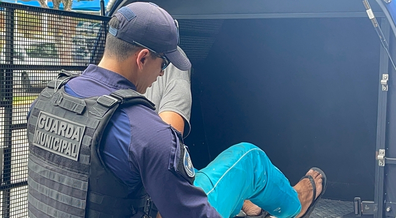 Guarda Municipal prende homem com dr0gas na feira da Manaus Moderna