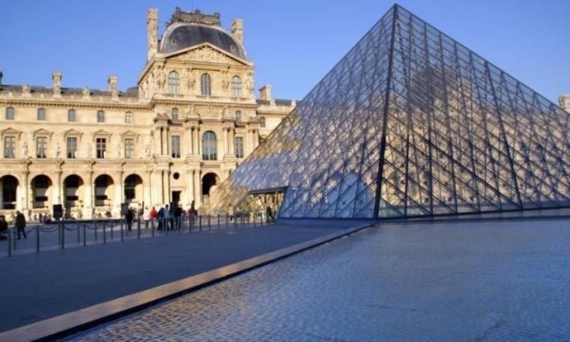 Ladrões invadem Museu do Louvre e roubam joias de Napoleão