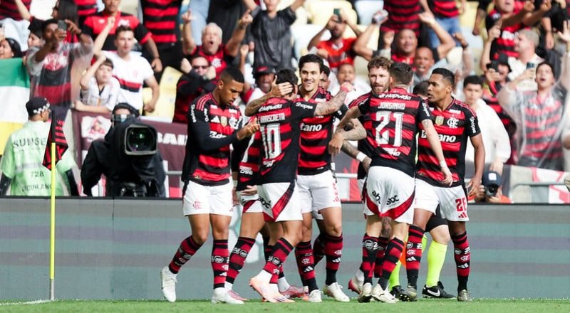 Flamengo vence o Palmeiras em clássico eletrizante e acirra briga pelo título do Brasileirão
