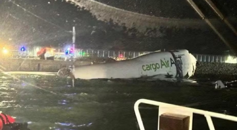 Urgente: avião de carga cai no mar e deixa mortos em Hong Kong