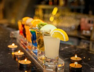 Vendas em bares e restaurantes caem após bebidas adulteradas com metanol