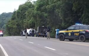 Corpo de homem é jogado ao lado BR-174, em Manaus; vídeo