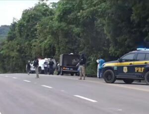 Corpo de homem é jogado ao lado BR-174, em Manaus; vídeo