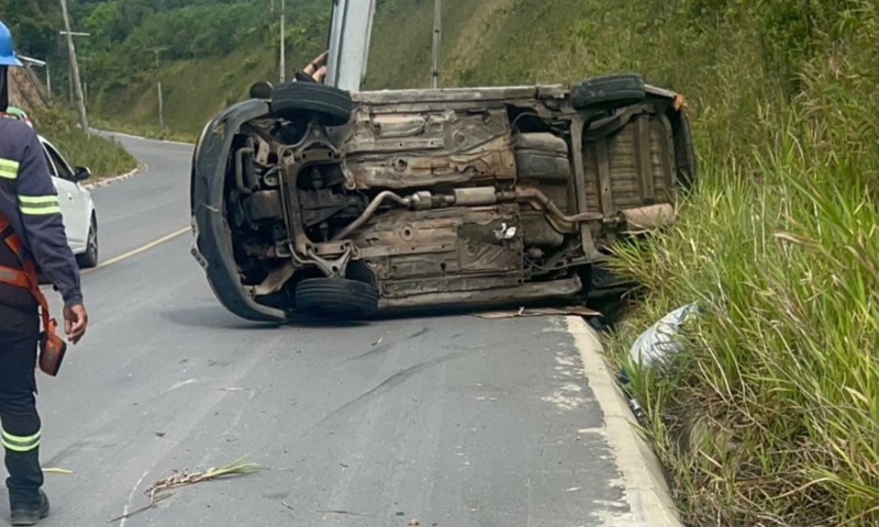 Mulher fica ferida após carro capotar na AM-010