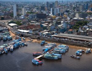 Economia do Amazonas perde fôlego: arrecadação cai, comércio despenca e indústria entra em alerta, diz superintendente do IBGE-AM