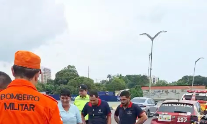 A caminho do hospital, mulher passa mal e cai de garupa de moto em Manaus; veja vídeo